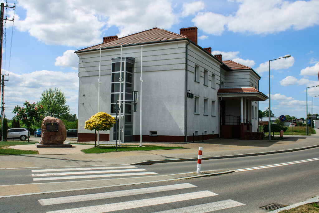 Budynek Urzędu Gminy Sośno. Widoczna boczna ściana budynku z windą oraz teren pomnika wdzięczności.